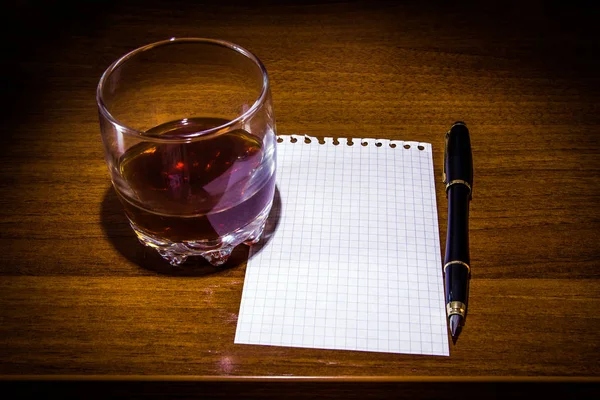 Papel con un whisky — Foto de Stock