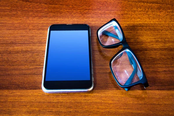 Телефон и очки для очков — стоковое фото