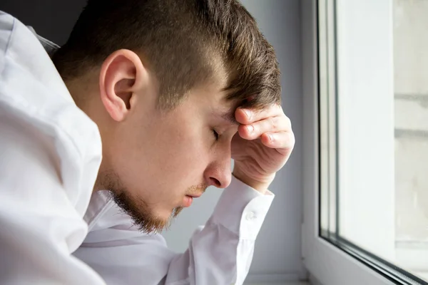 Triste joven — Foto de Stock