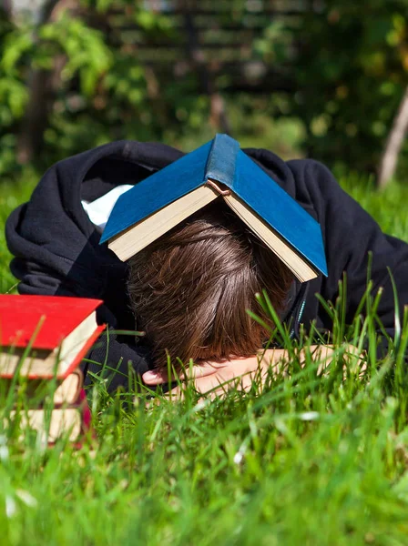 Pessoa dormir com um livro — Fotografia de Stock