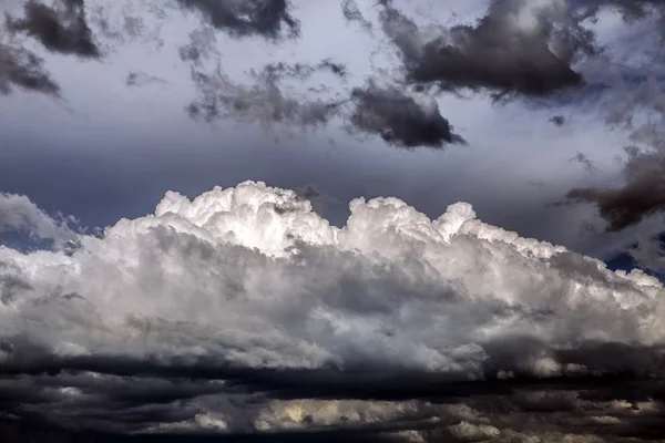 극적 인 구름의 배경 — 스톡 사진