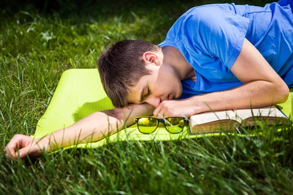 L'uomo dorme con un libro — Foto Stock