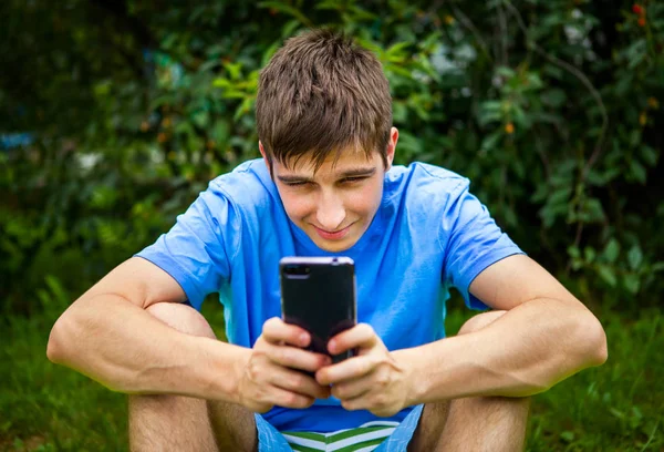 Jeune homme avec un téléphone — Photo