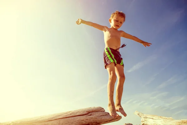 Mutlu çocuk atlama — Stok fotoğraf