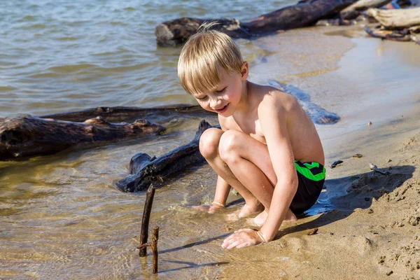 Gyermek a strandon — Stock Fotó