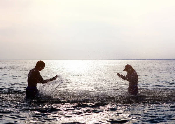 Paar in het water — Stockfoto