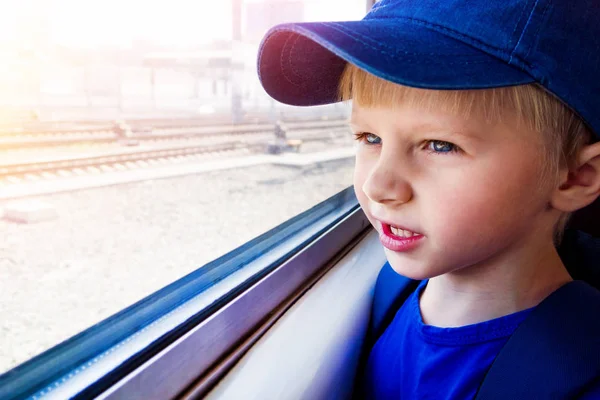 孩子在火车上 — 图库照片