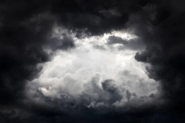Buraco nas Nuvens Dramáticas — Fotografia de Stock