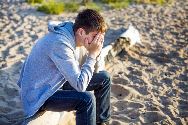 Triste giovane uomo all'aperto — Foto Stock