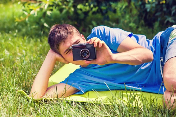 Uomo con una macchina fotografica — Foto Stock