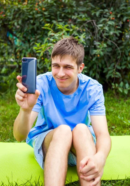 Jovem toma um Selfie — Fotografia de Stock