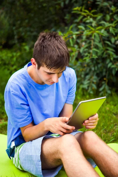A fiatalember egy tabletta — Stock Fotó