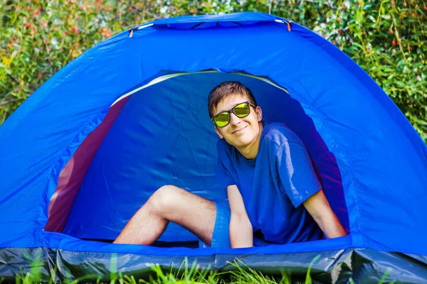 Jonge man in de tent — Stockfoto