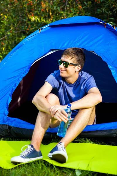 Jovem na tenda — Fotografia de Stock