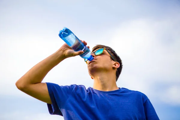 Mladý muž pije vodu — Stock fotografie