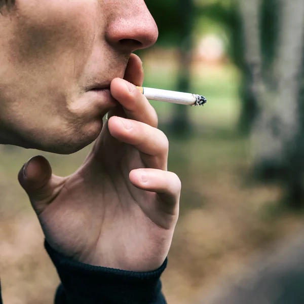 Młody człowiek z papierosem — Zdjęcie stockowe