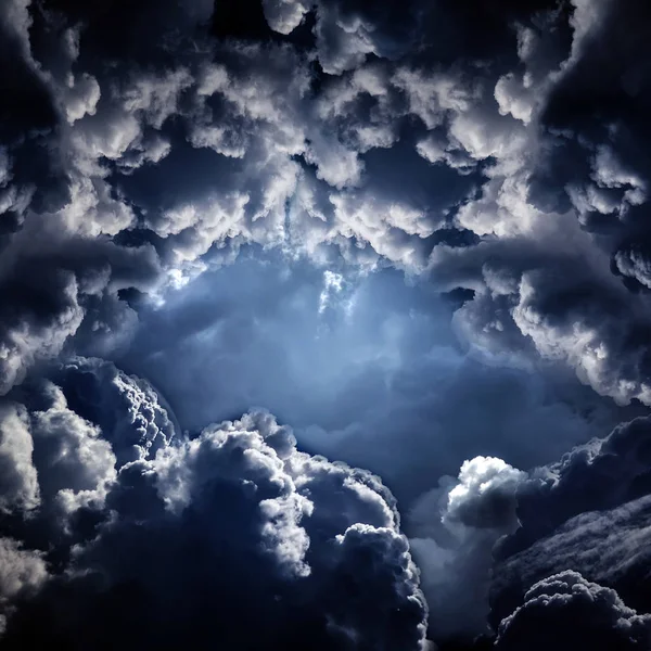 Díra v dramatické mraky — Stock fotografie
