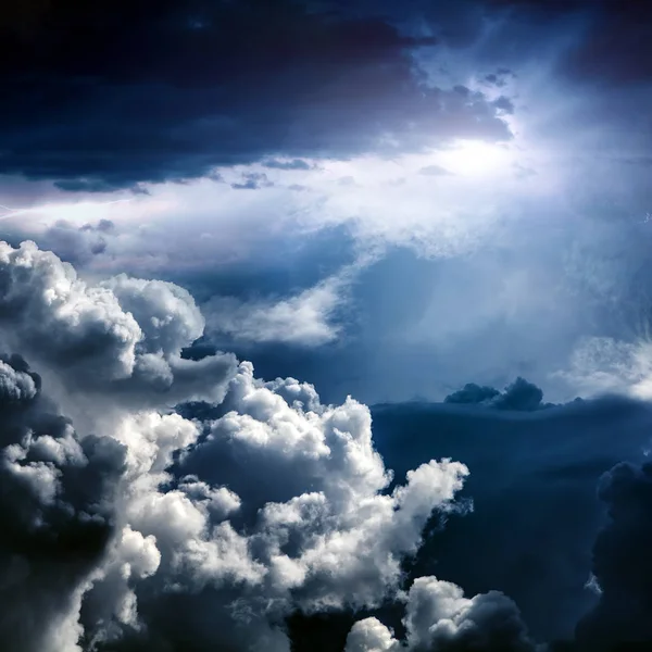 Cloudscape met een licht — Stockfoto