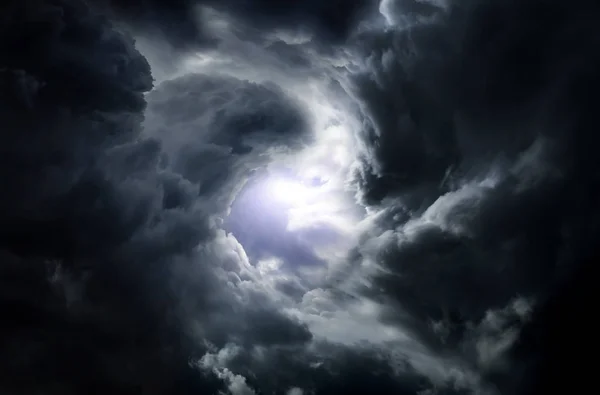 Cloudscape com uma luz — Fotografia de Stock