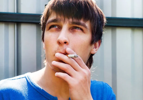 Junger Mann mit Zigarette — Stockfoto