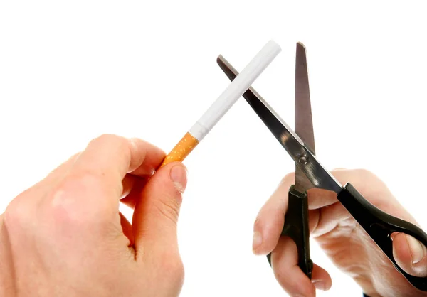 Person skära en cigarett — Stockfoto