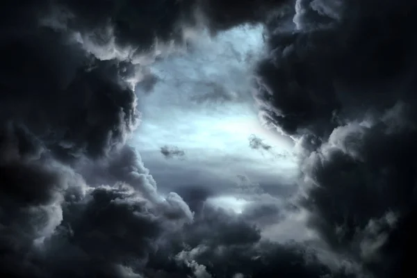 Gat in de dramatische wolken — Stockfoto