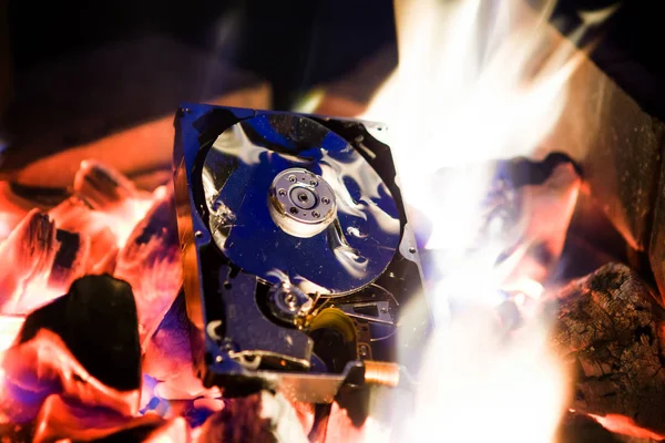 Unidade de disco rígido em um incêndio — Fotografia de Stock