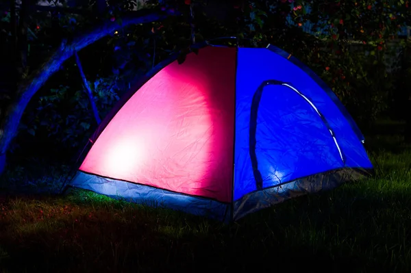 Tenda na noite — Fotografia de Stock