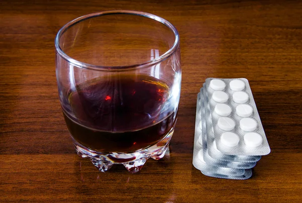 Pills and a Whiskey — Stock Photo, Image