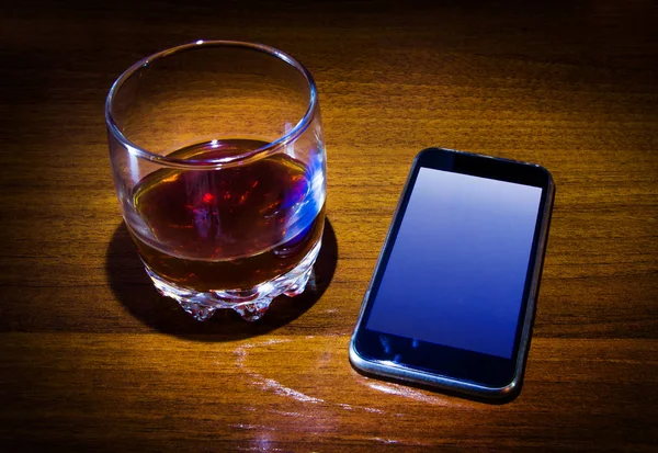 Teléfono y un whisky — Foto de Stock