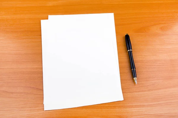 Бланк бумаги на столе — стоковое фото
