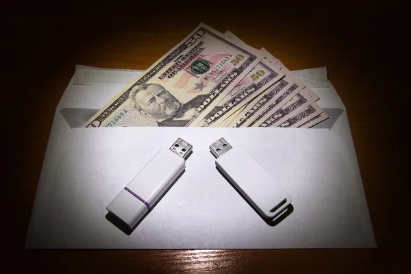 돈이 있는 USB 드라이브 — 스톡 사진