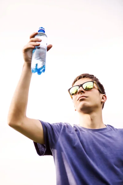 Mladý muž s vodou — Stock fotografie