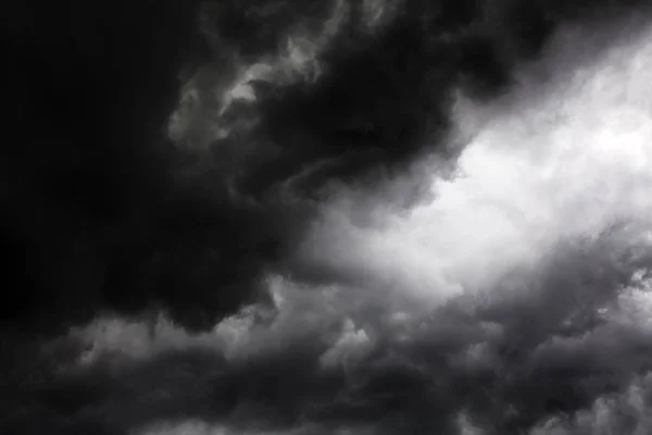 Dramatyczne chmury w tle — Zdjęcie stockowe