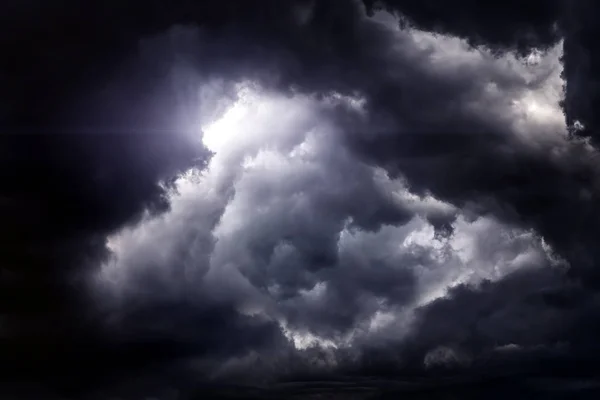 Cloudscape z lekkim — Zdjęcie stockowe