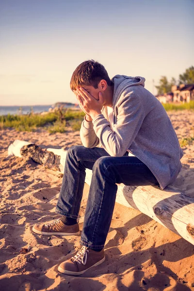 Triste giovane uomo — Foto Stock