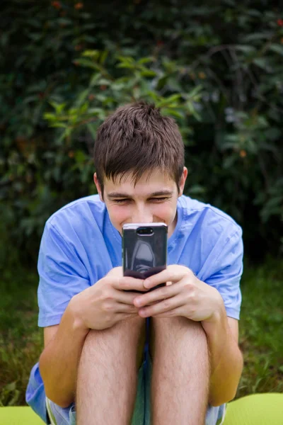 Jeune homme avec un téléphone — Photo