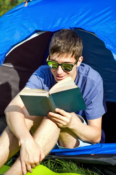 Giovane ha letto un libro — Foto Stock