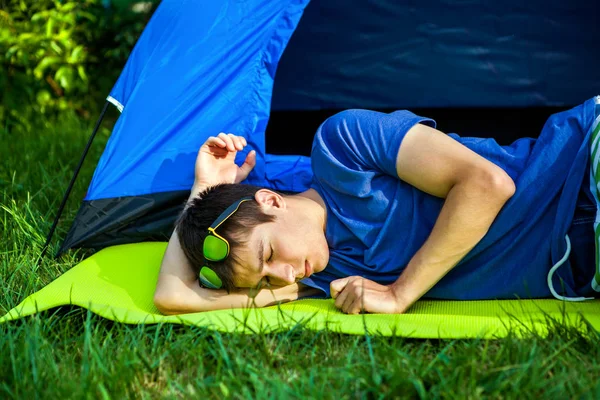 Молодой человек спит на открытом воздухе — стоковое фото