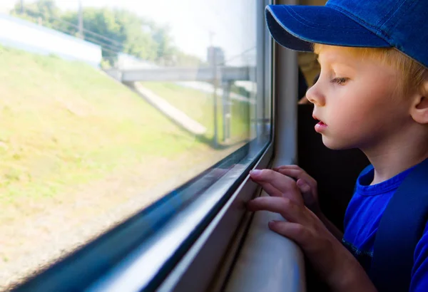 Ragazzo in treno — Foto Stock