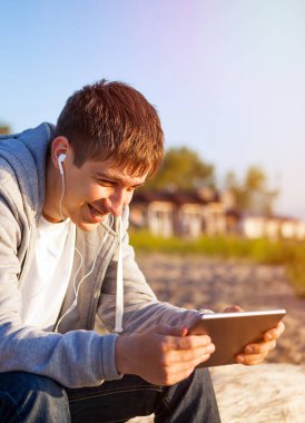 bir tablet ile genç adam