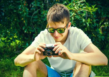 Kameralı genç adam.