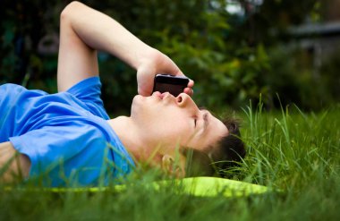 Telefonu olan genç bir adam.