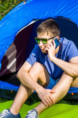 Telefonu olan genç bir adam.