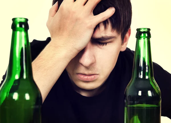 Uomo triste con una birra — Foto Stock