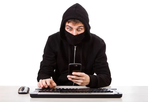 Hacker con un telefono — Foto Stock