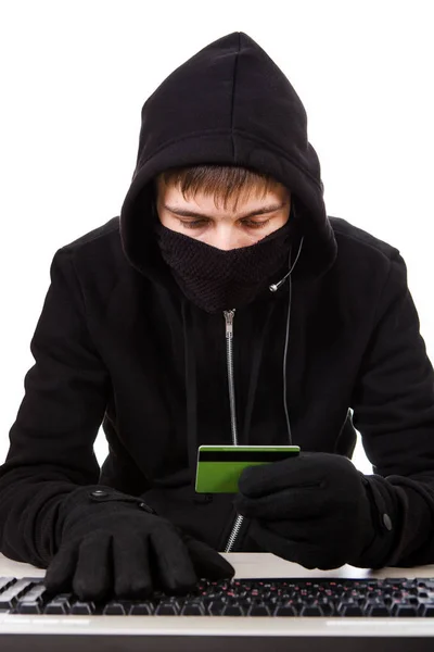 Hacker met een bankkaart — Stockfoto