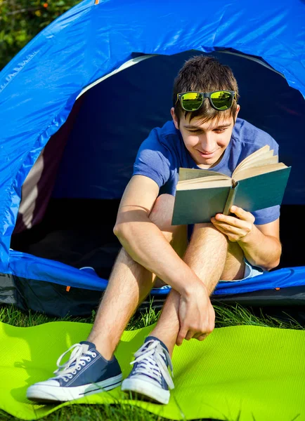 Giovane con un libro — Foto Stock