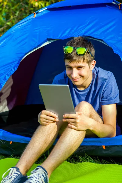 タブレットと若い男 — ストック写真