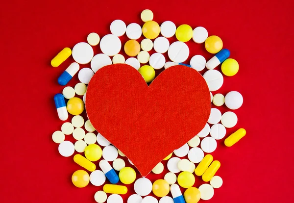 Pilules avec une forme de coeur — Photo